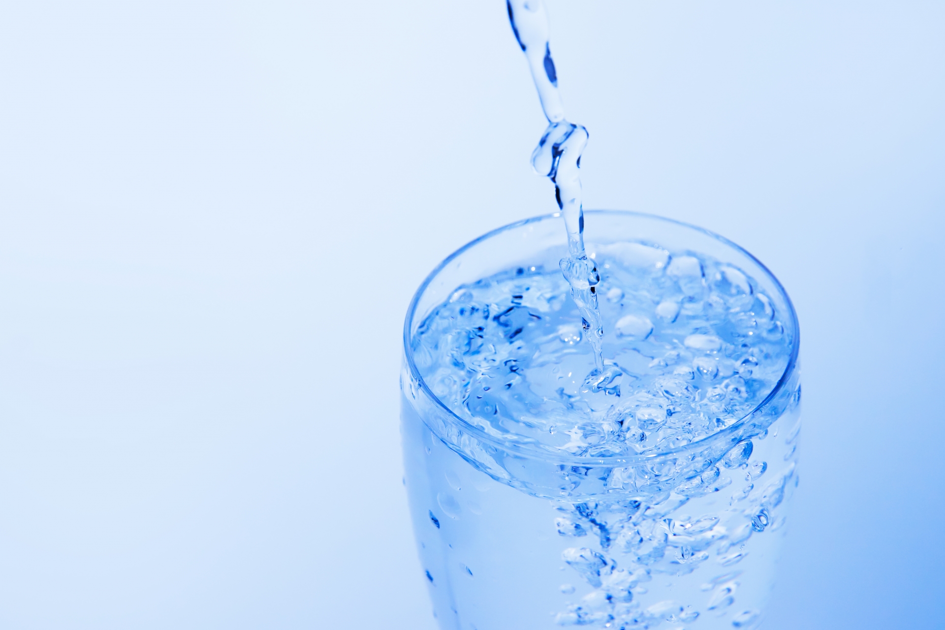 【美容健康情報】この時期は体内の水分が不足しがち！水分補給の重要性を理解しよう！！